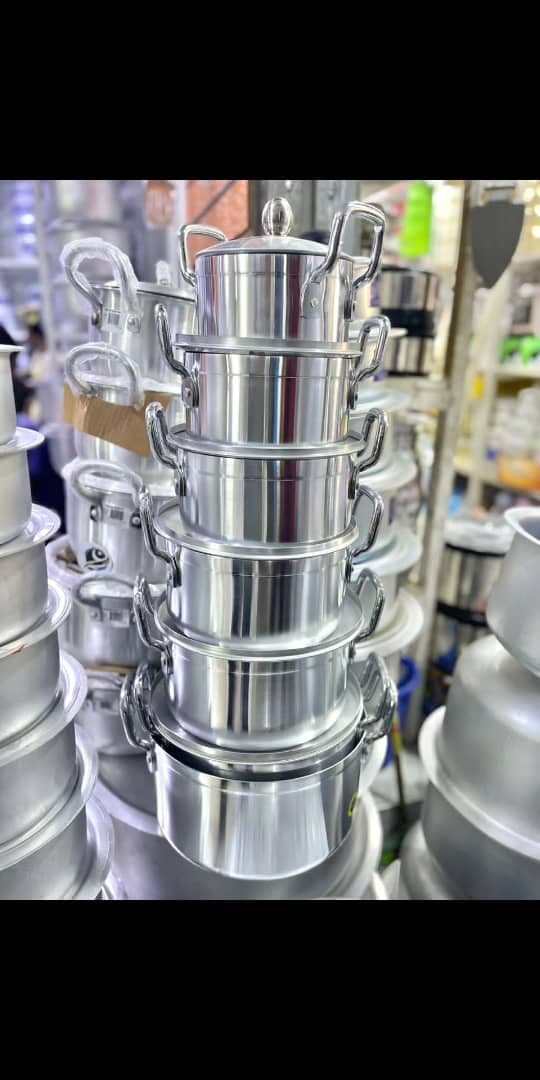 DOZEN OF A COOKING POT.