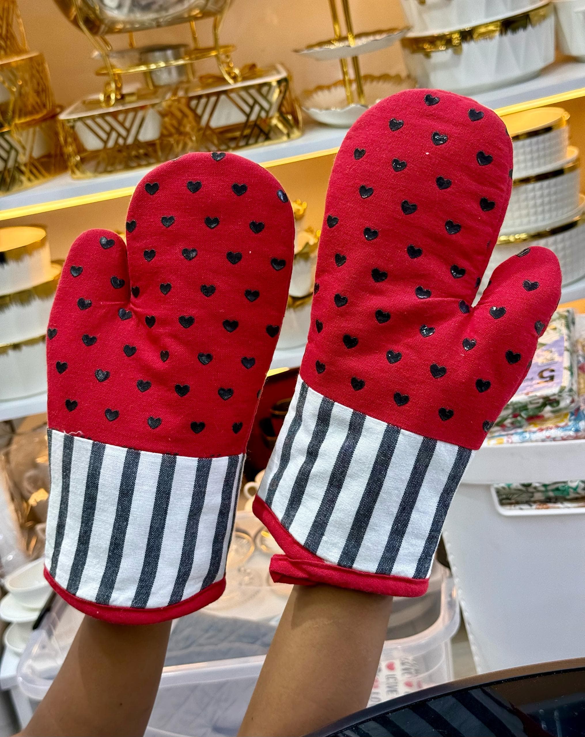 PAIR OF KITCHEN GLOVES